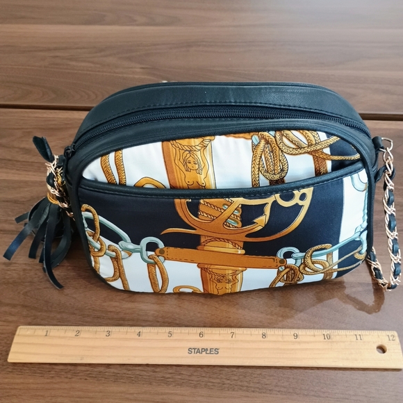 Elegant Black and Gold Women's Bag - Picture 4 of 9